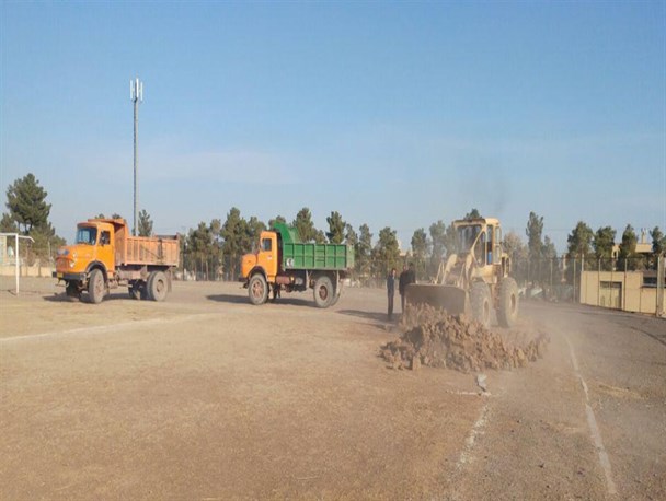 خاکبرداری زمین چمن شهر اردستان آغاز شد