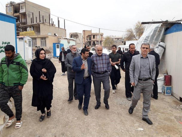 حضور سفیر سابق ایران در قطر در مناطق زلزله زده شهرستان سرپلذهاب+ تصاویر
