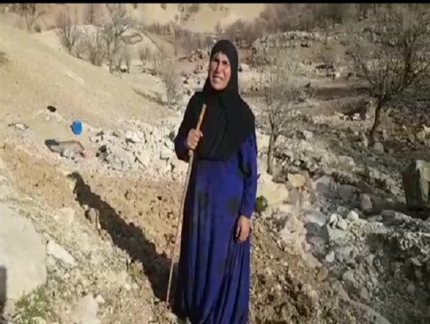 زیلایی همچنان بر مدار صفر درجه/گرد و خاک ماشین های مدیران احمدی هم علاج واقعه نشد/گلایه های یک خواهر شهید از نبود آرد و نفت+تصاویر