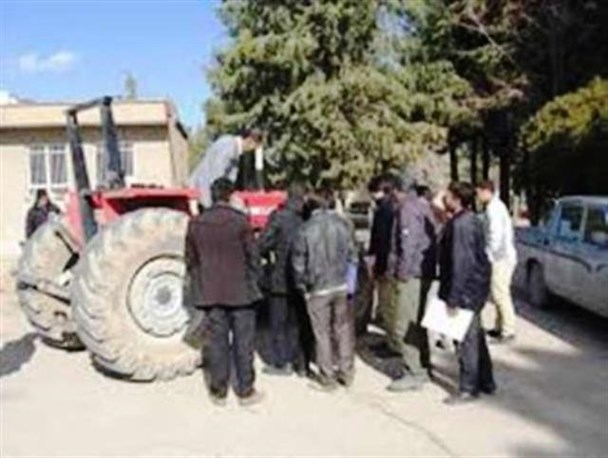 کارگاه آموزشی سرویس و نگهداری تراکتور در اردل برگزار شد