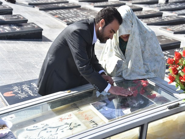 برگزاری مراسم ازدواج زوج جوان یزدی در جوار مزار شهید همت + تصاویر