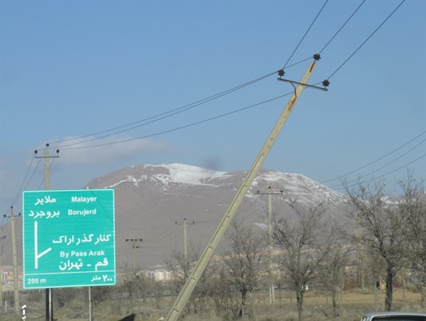 استقامت سیم ها برای جلوگیری از سقوط تیر برق+عکس