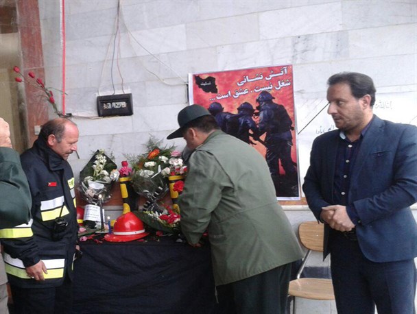ادای احترام پاسداران استهبان به آتش نشانان شهید با حضور در آتش نشانی