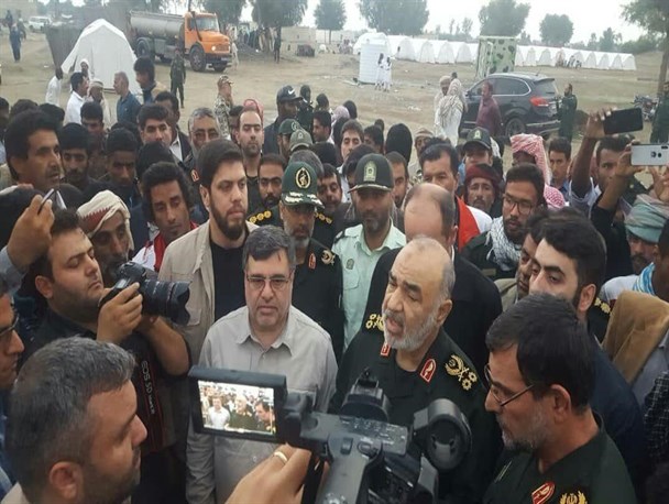 فرمانده کل سپاه پاسداران انقلاب اسلامی از مناطق سیل زده شرق استان هرمزگان بازدید کرد