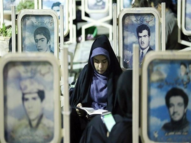 تلاش خانواده شهدا، علاقه‌مند کردن جوانان به سمت دین و انقلاب باشد