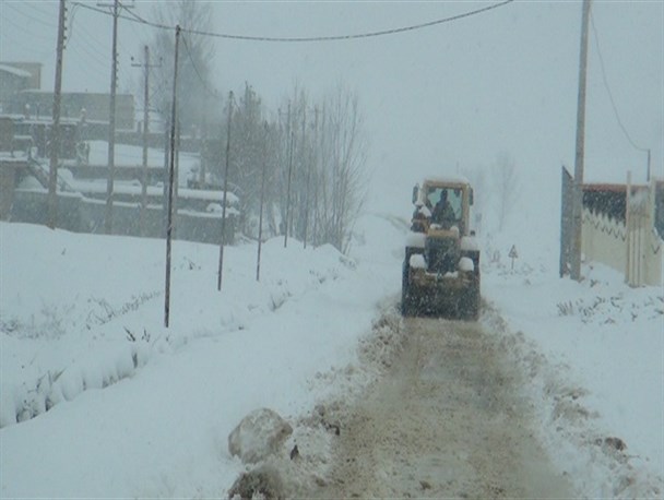 امدادرسانی به 8 خودرو و اسکان موقت 15 نفر گرفتار شده در برف