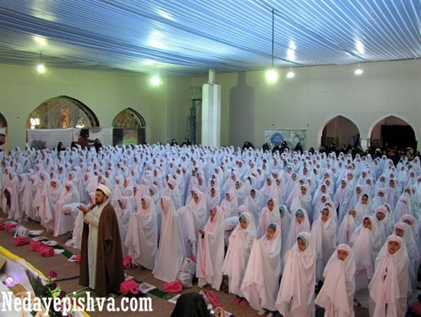 تصاویر/ جشن تکلیف ۷۰۰ دانش آموز دختر پیشوایی برگزار شد