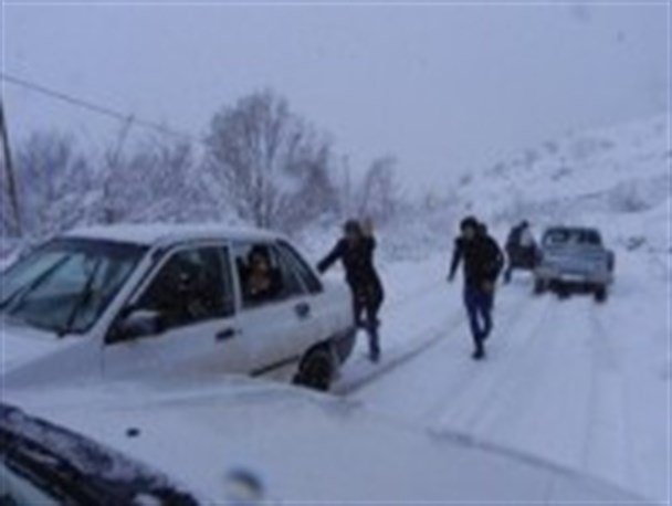 مسدود شدن برخی جاده های بخش کوهسارات شهرستان مینودشت به علت بارش سنگین برف+عکس