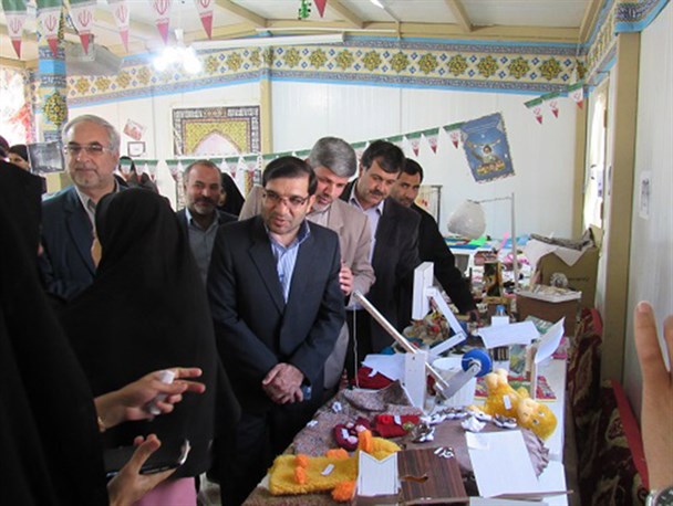 راه اندازی بازارچه کارآفرینی و دست سازه های دانش آموزان در خلیل آباد