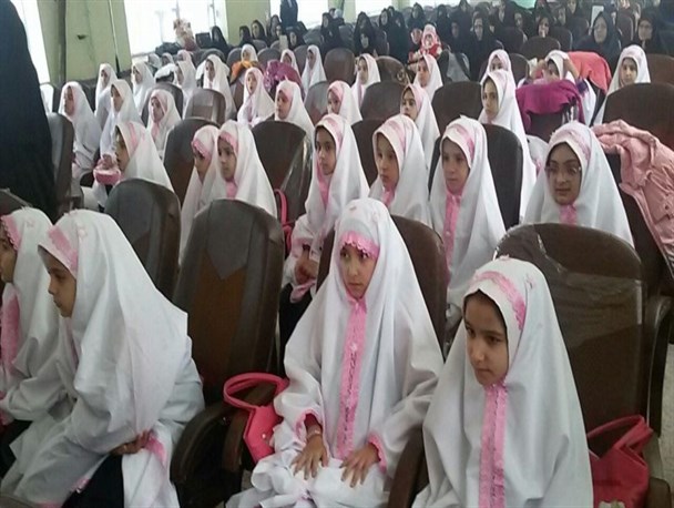 آیین جشن تکلیف دانش آموزان دختر مدرسه عصمت هریس/تصاویر