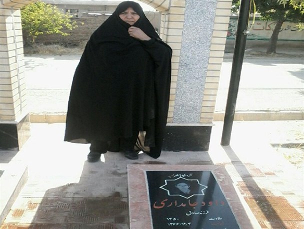 مادری در کنار مزار شهید ۱۶ساله دانش‌آموز+ عکس