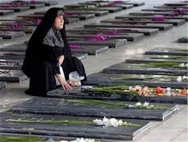 مادران و همسران شهید اسوه های ایثار و فداکاری/ تکریم از همسران و مادران شهدا وظیفه همگان است