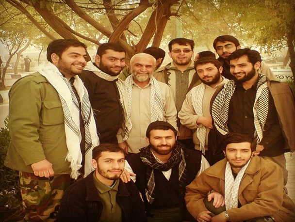 تصویری دیده نشده از سردار شهید همدانی/شهیدهمدانی همراهی با جوانان دوست داشت