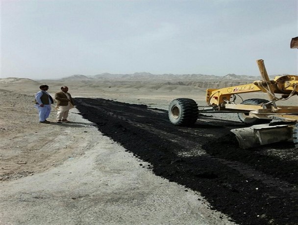 آسفالت مسیر گردشگری غار لادیز در شهرستان میرجاوه