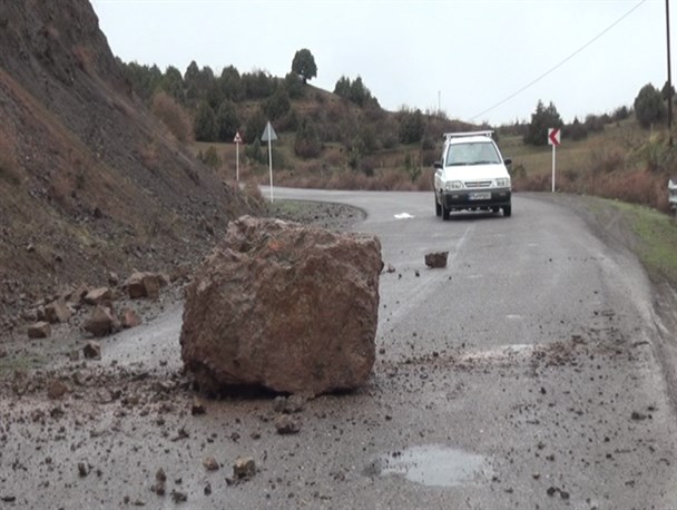 پاکسازی ریزش سنگ در جاده هشجین به نوده و روستای ویو