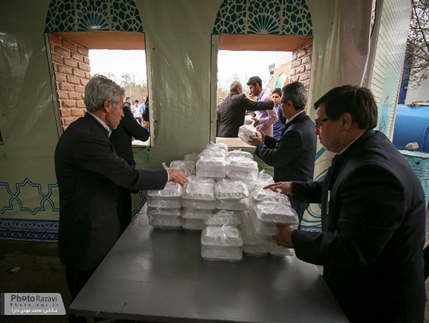 خدام بارگاه رضوی به یاری حادثه دیدگان تصادف زنجیره‌ای محور مشهد- نیشابور شتافتند