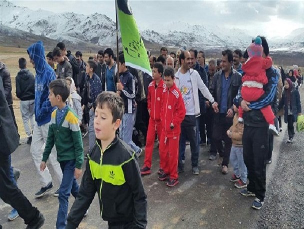 پیاده روی خانوادگی اهالی یک روستا همراه با مهمانان نوروزی+تصاویر
