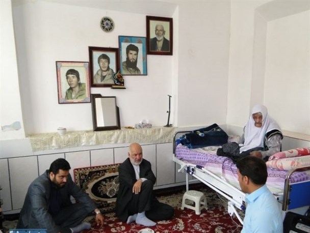 دیدار نوروزی مسئولان استانی با خانواده شهدای شهر ورزنه+ تصاویر