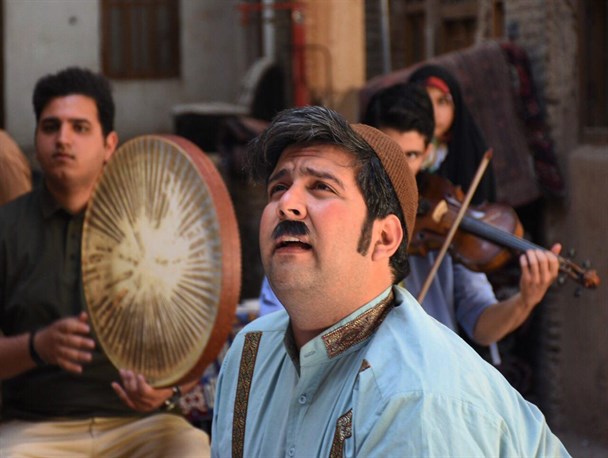 نمایش خیابانی روحوضی «روسیاه» در یزدبه روی صحنه رفت