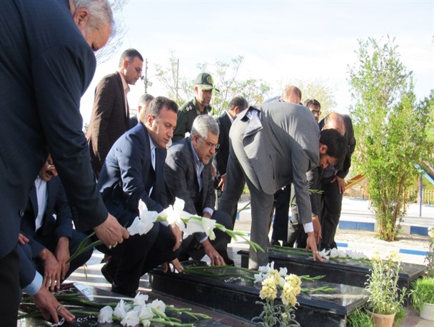مزار شهدای گمنام اردستان گلباران شد+ تصاویر