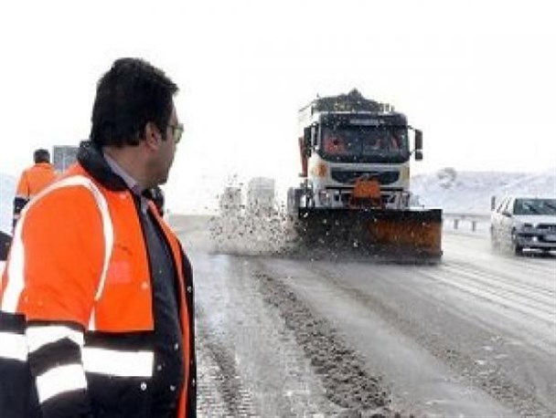 آماده باش اکیپ های راهداری لرستان/ رانندگان تجهیزات ایمنی و زنجیر چرخ به همراه داشته باشند