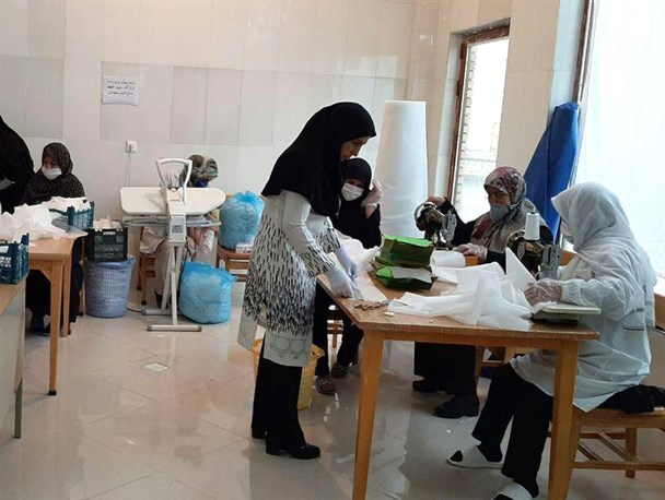 تولید بیش از ۲۰ هزار ماسک در کارگاه های تولیدی شهرستان جاجرم + تصاویر