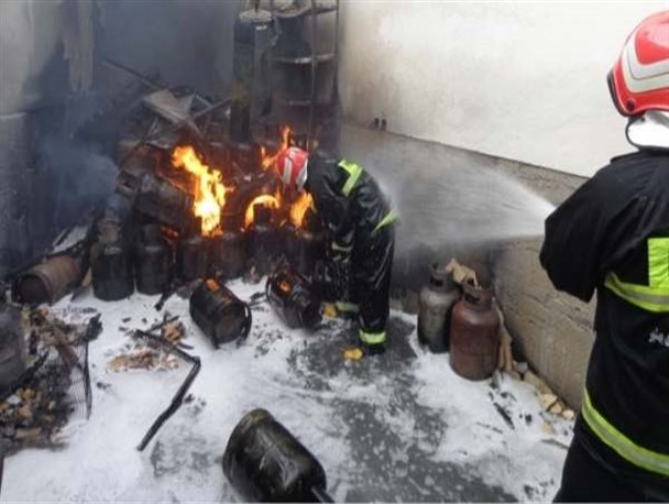 محل شارژ غیر مجاز کپسول گاز مایع در زنجان دچار آتش‌سوزی شد/ با افراد معلوم الحال که بدون مجوز اقدام به شارژ کپسول گاز مایع کنند برخورد قانونی می‌شود