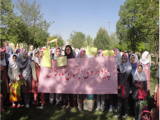 شرکت دانش آموزان و فرهنگیان کرمانشاه در همایش پیاده روی و کوهپیمایی