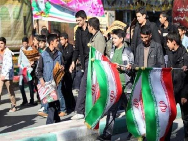 آشنایی با شهدای دانش آموز و فرمانده دل ها در اردوی نیم روزه