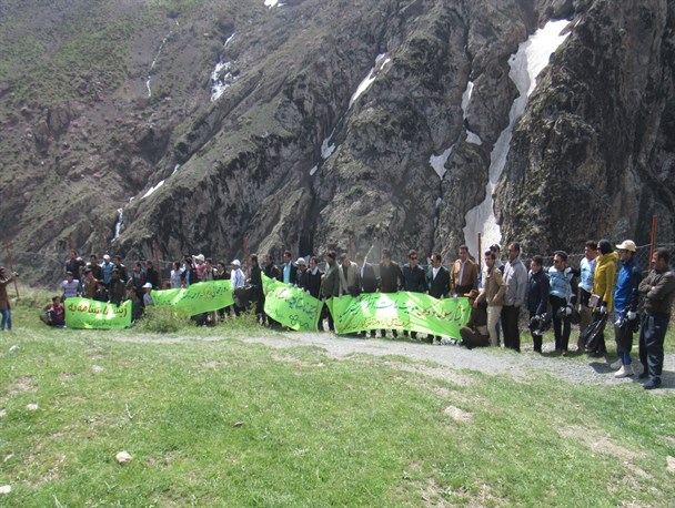 پاک سازی اطراف آبشار سوله دوکل ارومیه در روز جهانی زمین پاک