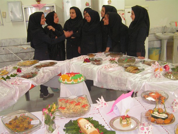 توانمندیهای دختران هنر آموز بردسکن در راستای اقتصاد مقاومتی است
