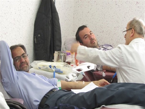 شهردار و جمعی از کارکنان شهرداری سرکان، خون اهداء کردند+تصاویر
