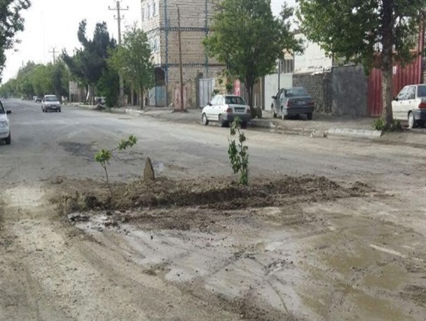 ابتکار شهروند چنارانی در اعتراض به وضعیت نامناسب آسفالت+ عکس
