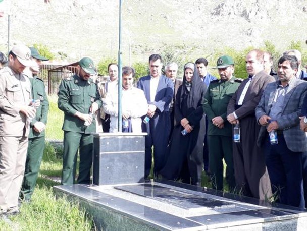 مزار شهدا شهر روانسر غبارروبی و عطر افشانی شد