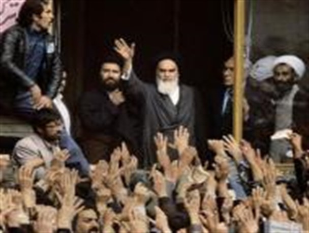 پرهیز شدید از غرب‌زدگی و شرق‌زد‌گی و روی آوردن به فرهنگ اسلامى