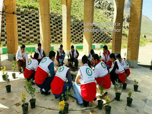 غبار روبی مزار شهدای گمنام توسط اعضای جمعیت هلال احمر سنقروکلیایی