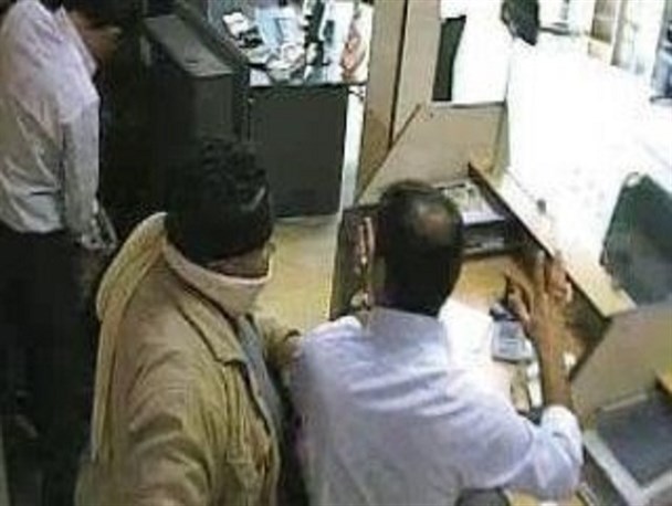 تحقیقات برای دستگیری سارقان بانک تجارت بجنورد ادامه دارد