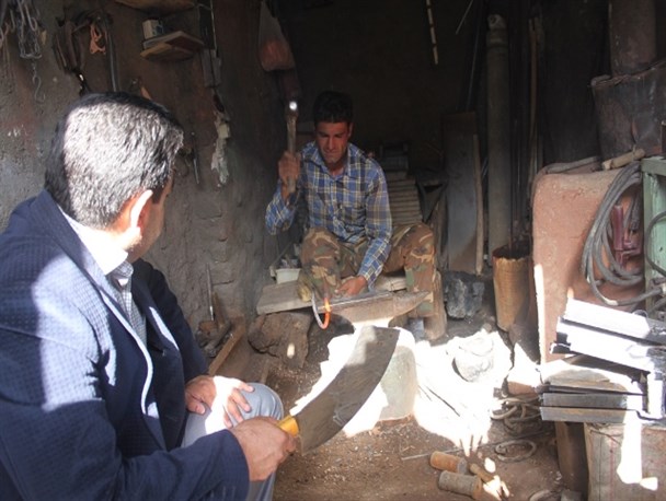 آهنگری سنتی در روستای کرغند شهرستان قاینات رونق گرفت