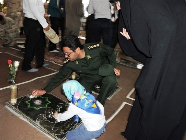 غبار روبی مزار شهدا به مناسبت سالگرد آزادسازی خرمشهر در درگز