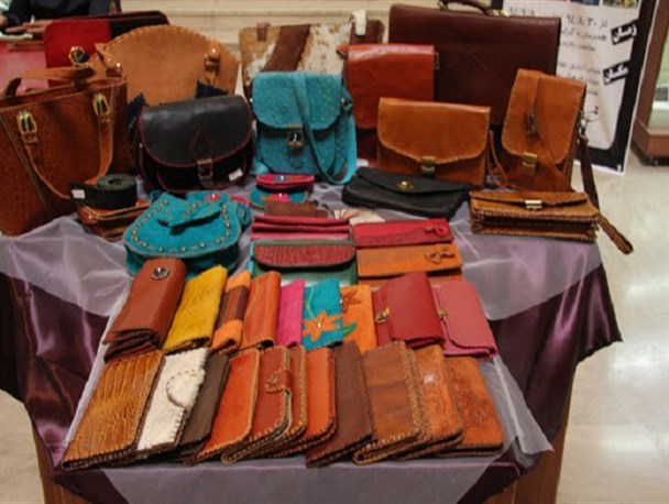 دست‌سازه‌های چرمی، اشتغال خانگی را برایم رقم زد/ اقتصاد مقاومتی هیچ مرزی نمی‌شناسد