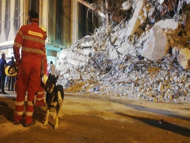 تعدادی از امدادگران در محل آواربرداری متروپل مصدوم شدند