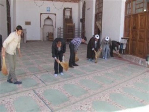 آیین غبارروبی و عطرافشانی مساجد شهرستان قاین برگزار شد