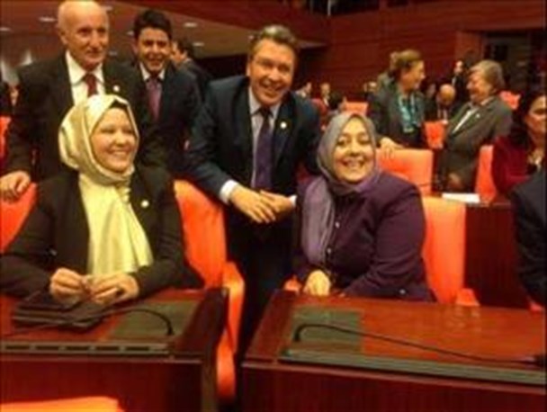 ادامه رقابت بر سر ریاست پارلمان ترکیه/ ورود بانوان محجبه به پارلمان ترکیه /زنان در شمار کرسی های خود رکورد شکستند