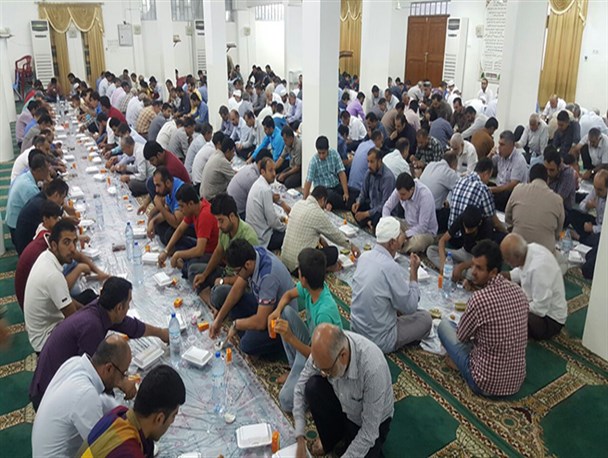 افطاری با طعم وحدت، سادگی روزه‌داران اهل سنت گله دار+تصویر