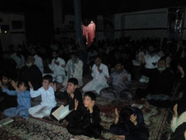 دستان پر تمنای دعای دلگانی ها در اولین شب احیای ماه رمضان+ تصاویر