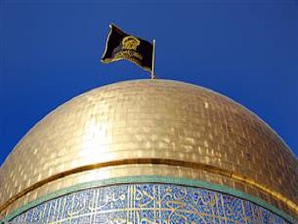 پرچم عزای سیاه بر فراز بارگاه منور حضرت رضا(ع) به اهتزاز در آمد