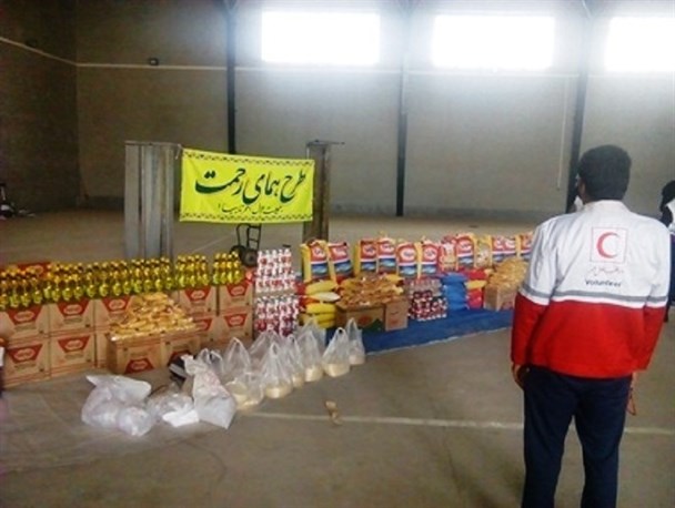 توزیع سبد غذایی توسط خیرین و داوطلبین جمعیت هلال احمر تایباد در شب های قدر+تصاویر