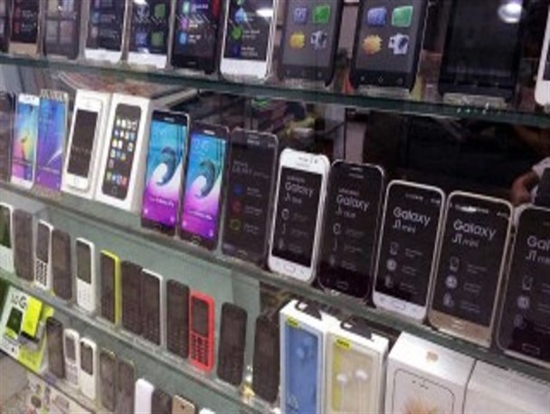 از ضعف دستگاه‌های نظارتی بر شرکت‌های واردکننده تا واردات چمدانی گوشی/ ترفند جدید واردکنندگان برای گرانی