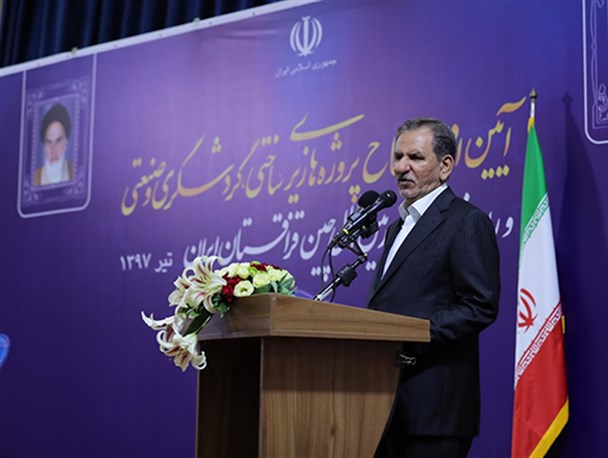 دولت تمام دانش و تجربه خود را برای حل مشکلات به کار می گیرد/ اشتباهات را باید با کمک نخبگان و صاحب نظران اصلاح کنیم