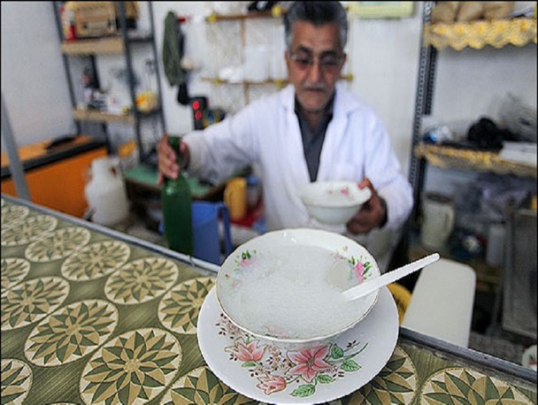 استقبال از مسافران شهر هفت‌دروازه با فالوده معروف کرمانی